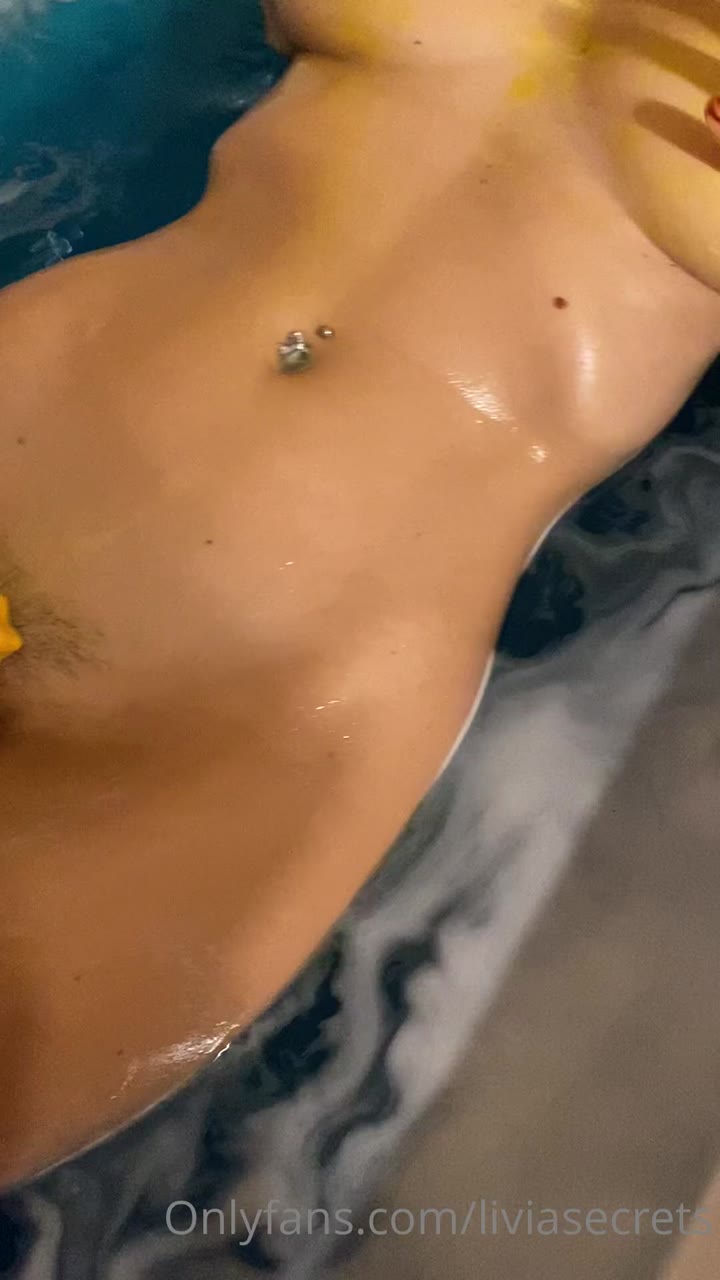 32 Queenlivia onlyfans leaked