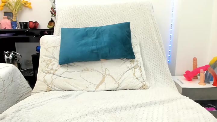 83 Hotfallingdevil nude camshow