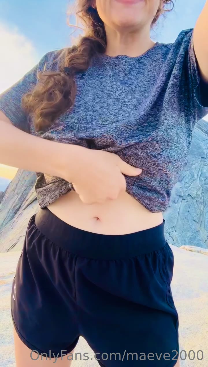 20 Maeve2000 leaked nude