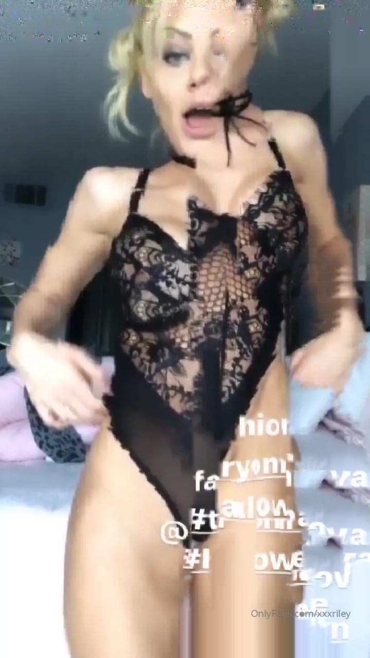 Sensational nubile RileySteele nude tits