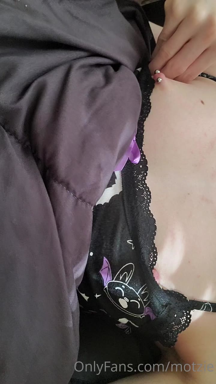 non-binary sucking Motzie Leak release