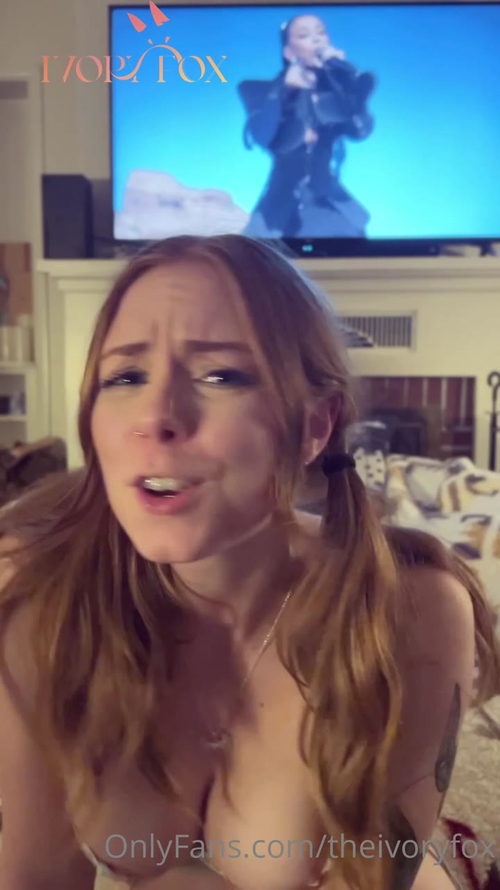 Big-Titted Redhead Yourivoryfox in a Wild BG Session