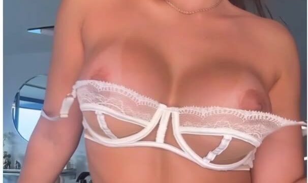 Nia Cruz leaked OnlyFans: Latina Babe’s Fake Tits and Pussy Tease