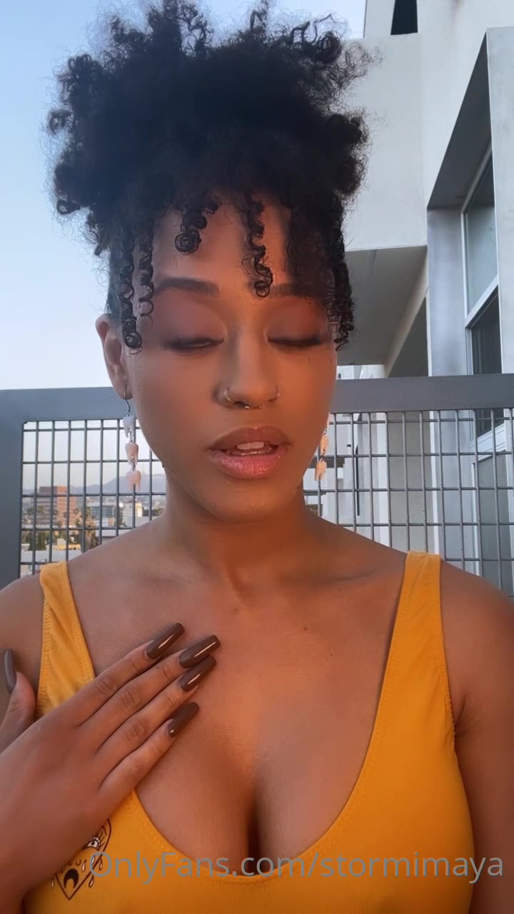 Masturbation addict Stormi_maya knows how to hit all the right spots