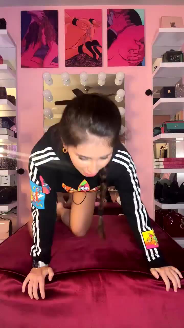 Fake Tits Baddie Violetsummers & Her Anal Fetish