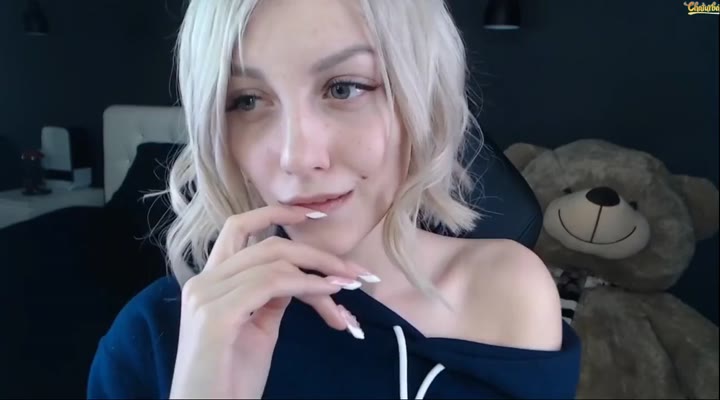 Cute Camgirl Kimoriiii’s Deepest Blowjob Yet