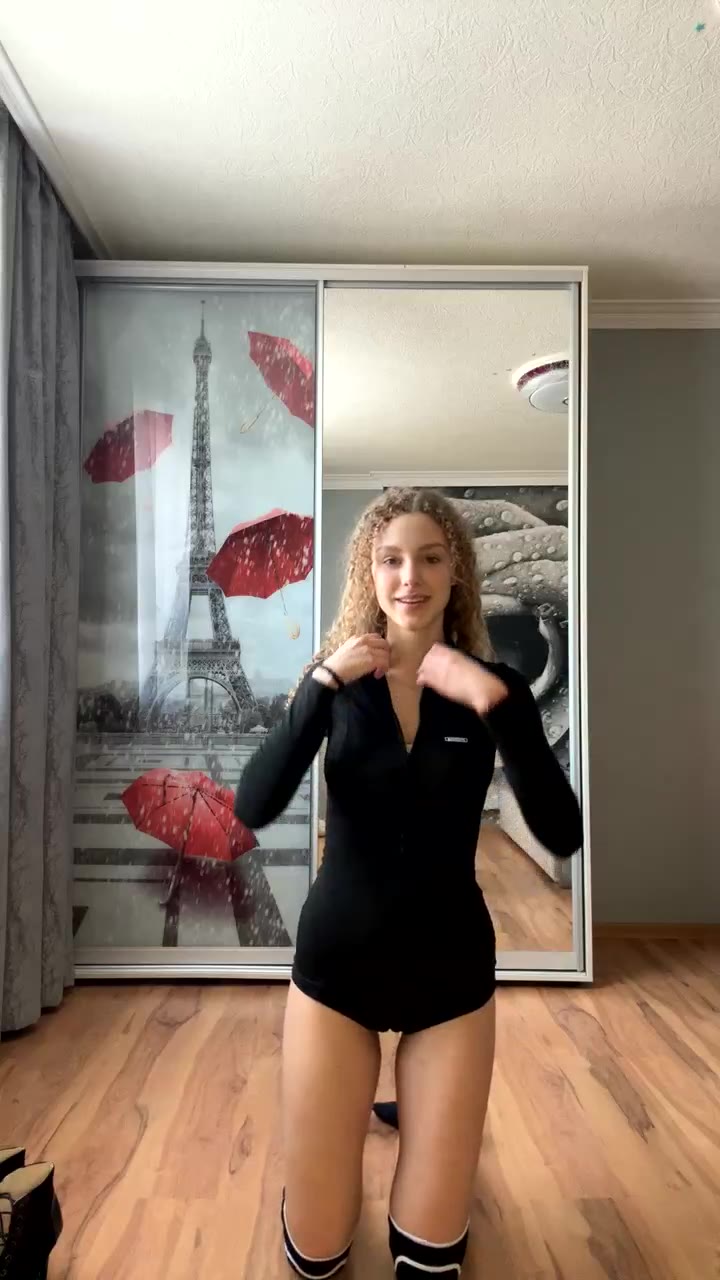 Zoeycurly teasing with dancing and stretching