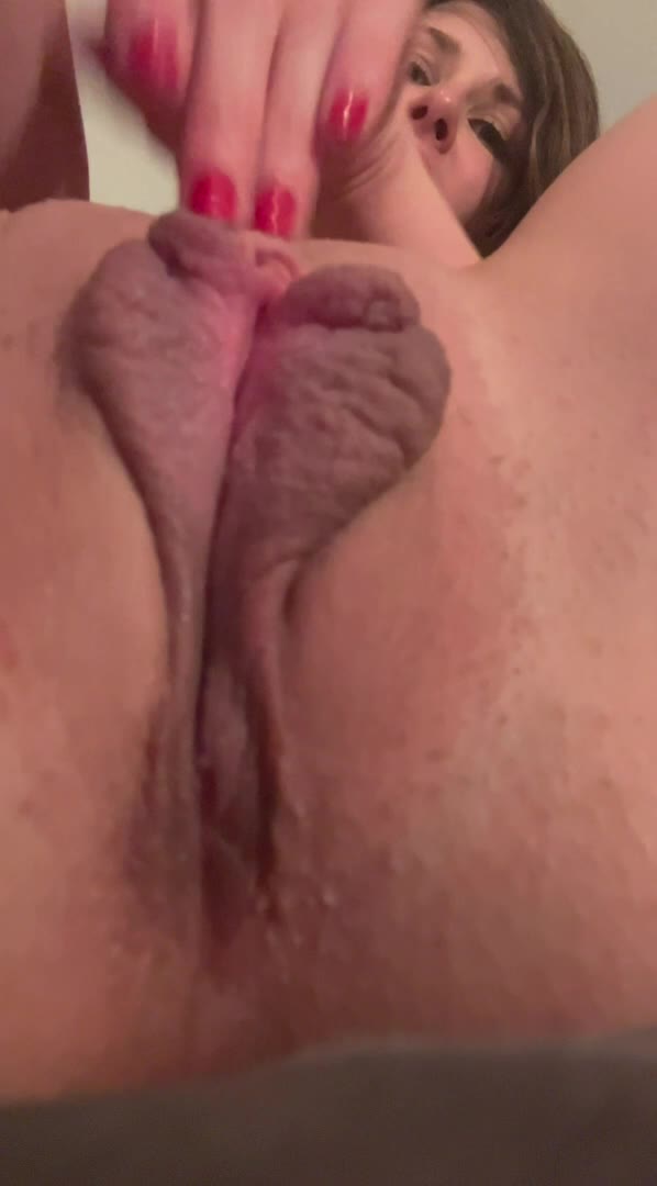 Sunkissedmaggie’s Big Pussy Gets Stretched Solo