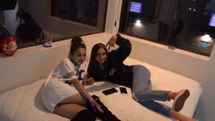 petite cutie zoe_canbebought shows off small tits