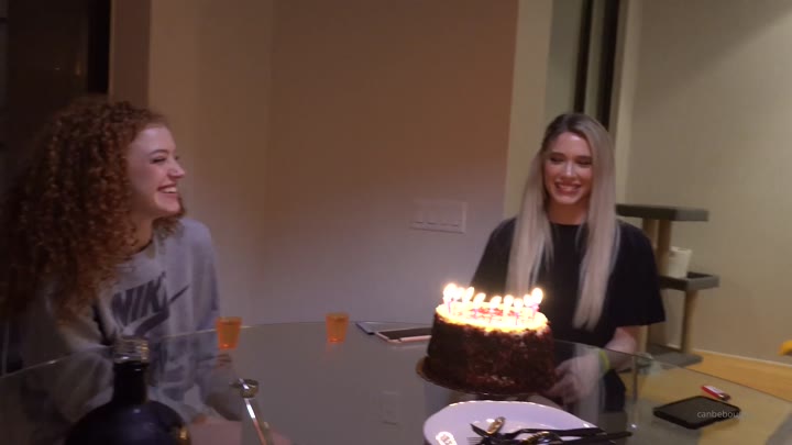 redhead zoe_canbebought gets playful on camshow