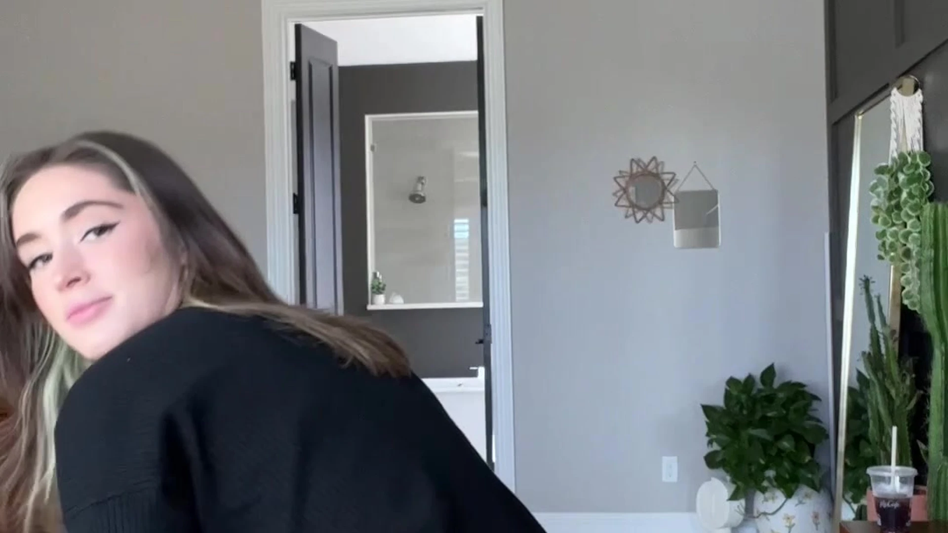 Caucasian Natalie Roush masturbating